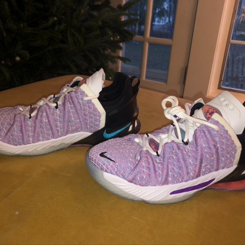 Girls Youth Lebron XVIII Basketball Shoes. New in Box